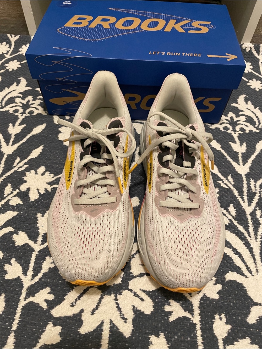 Brooks Ghost 17 Women's Neutral Running Shoes in Oyster/Apricot/Pink colors